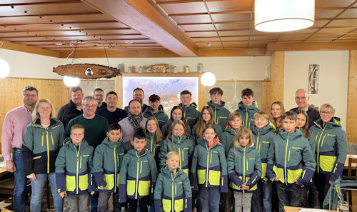 Gruppenfoto der WSV Kinder mit den neuen Skijacken