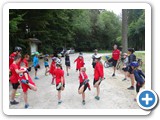 Begonnen wurde die Tour durch Aufw�rm�bungen auf dem Ranzinger Berg. Daniela turnte vor, die Kids und Begleiter eifrig mit.
